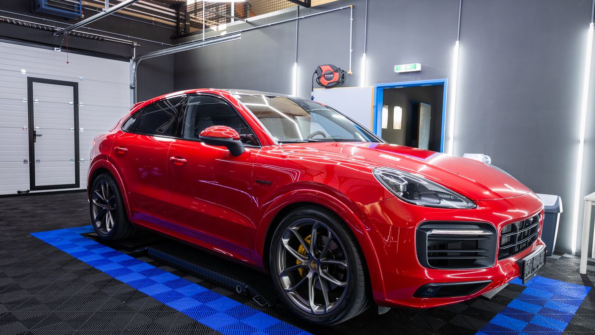 Roter Porsche Cayenne Coupé nach der Außenaufbereitung bei Indigo Detailing